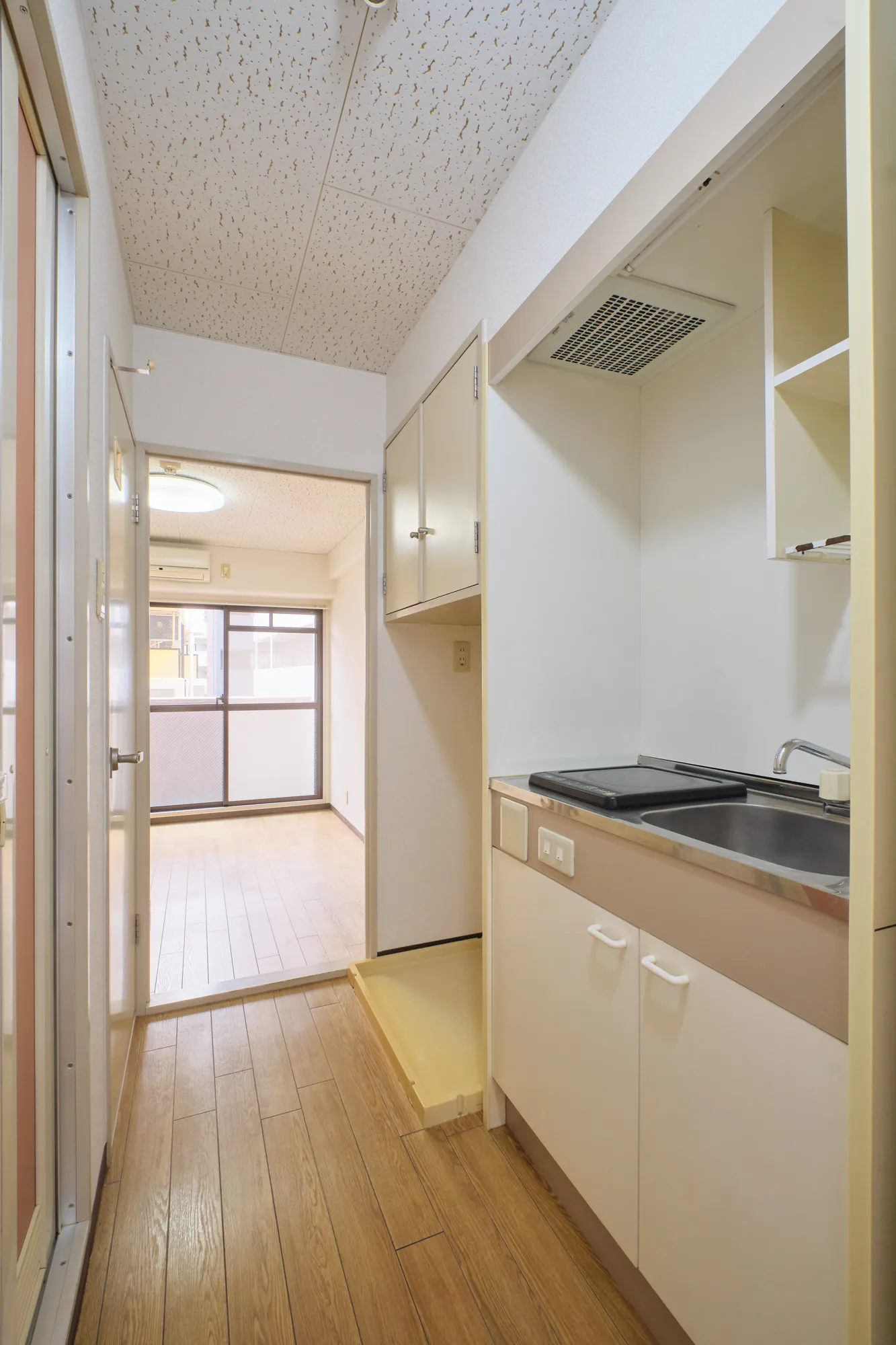 ラ・ペンテ：廊下・キッチン