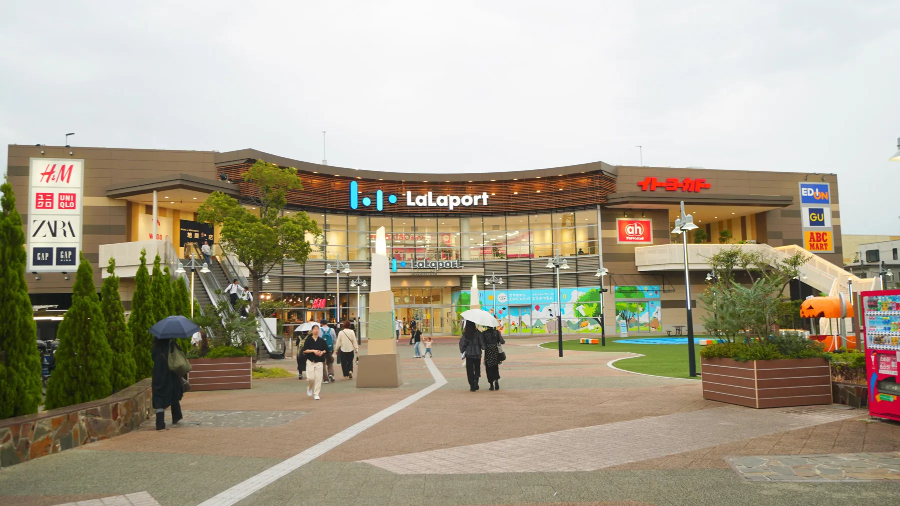 ららぽーと甲子園：徒歩14分