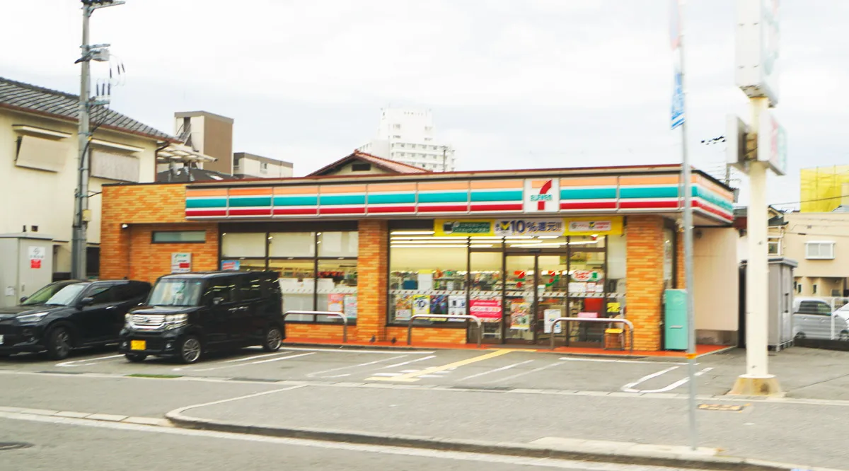 セブンイレブン：徒歩3分