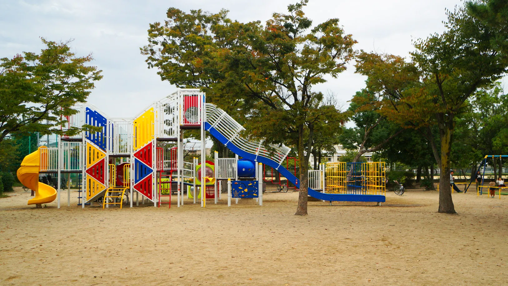 瓦林公園：徒歩8分