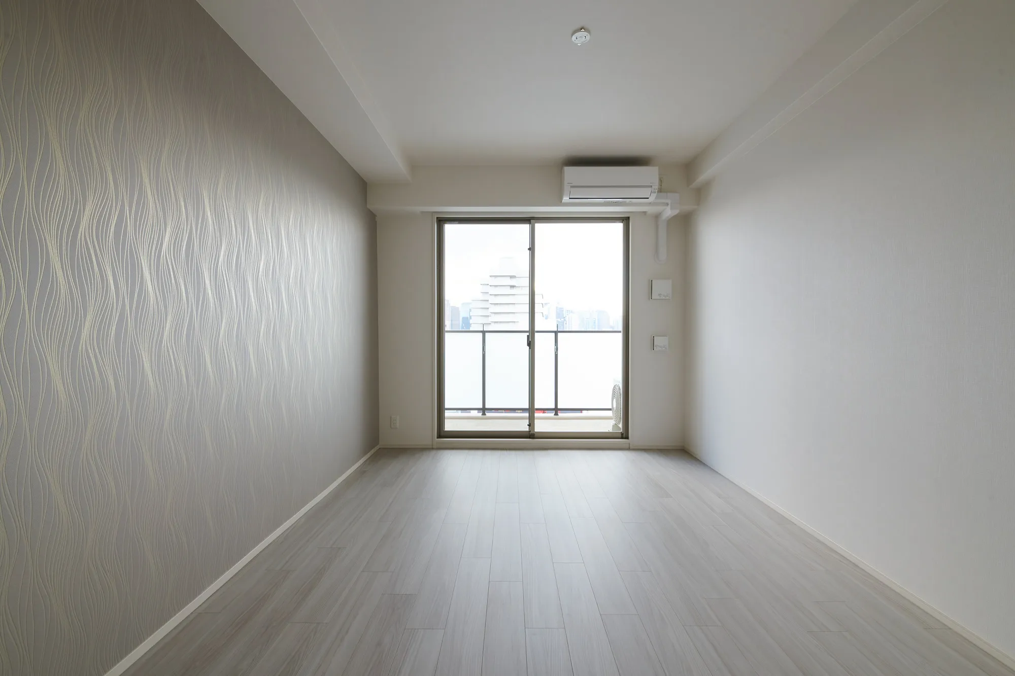 スプランディッド十三本町：リビングダイニング