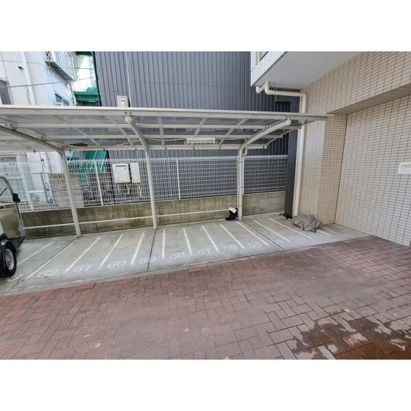 ARROW FIELDS貮番館：オートバイ駐輪場