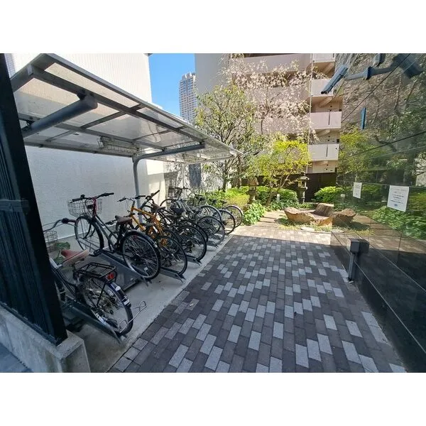 NORTH VILLAGE BIRTH PLACE：駐輪場