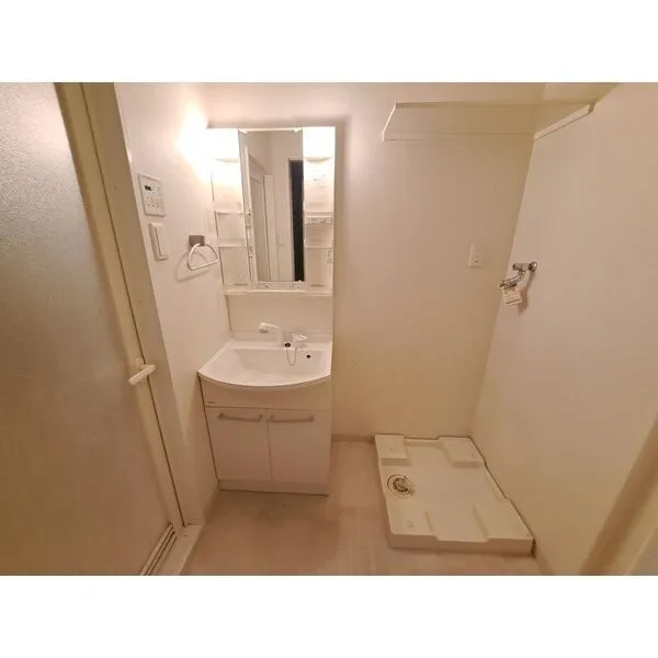 ARROW FIELDS貮番館：洗面台、洗濯機置き場