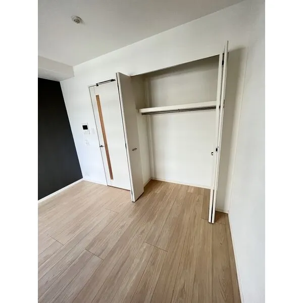 スプランディッド新大阪DUE：洋室（収納）