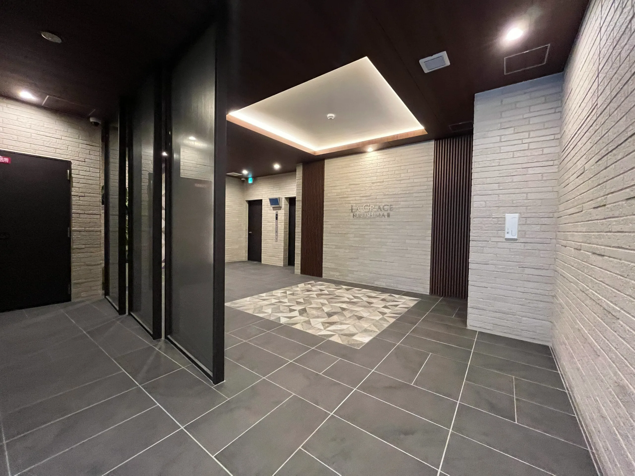 LA GRACE FUKUSHIMAⅡ：エレベーター・ホール