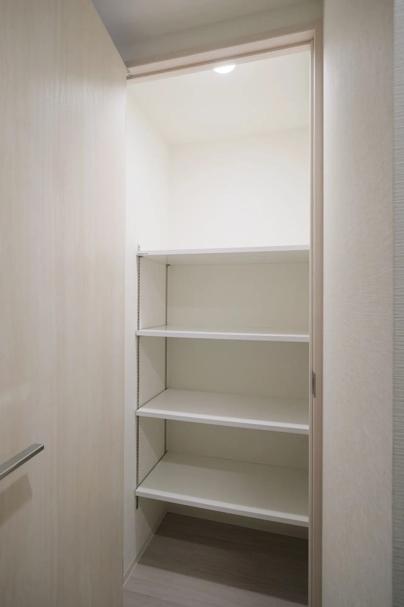 LA GRACE FUKUSHIMAⅡ：2号室タイプ収納