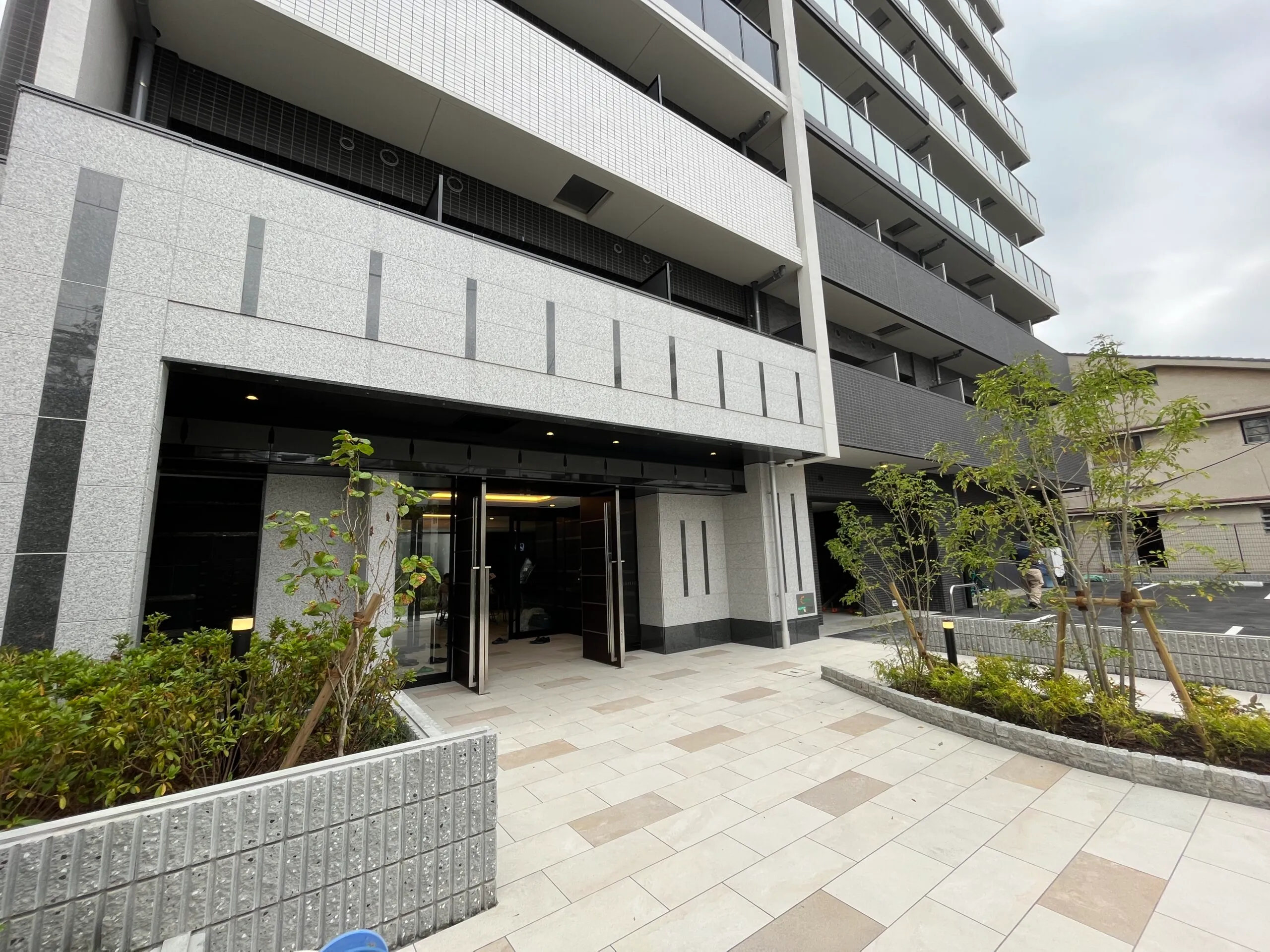 スプランディッド新大阪WEST：エントランス