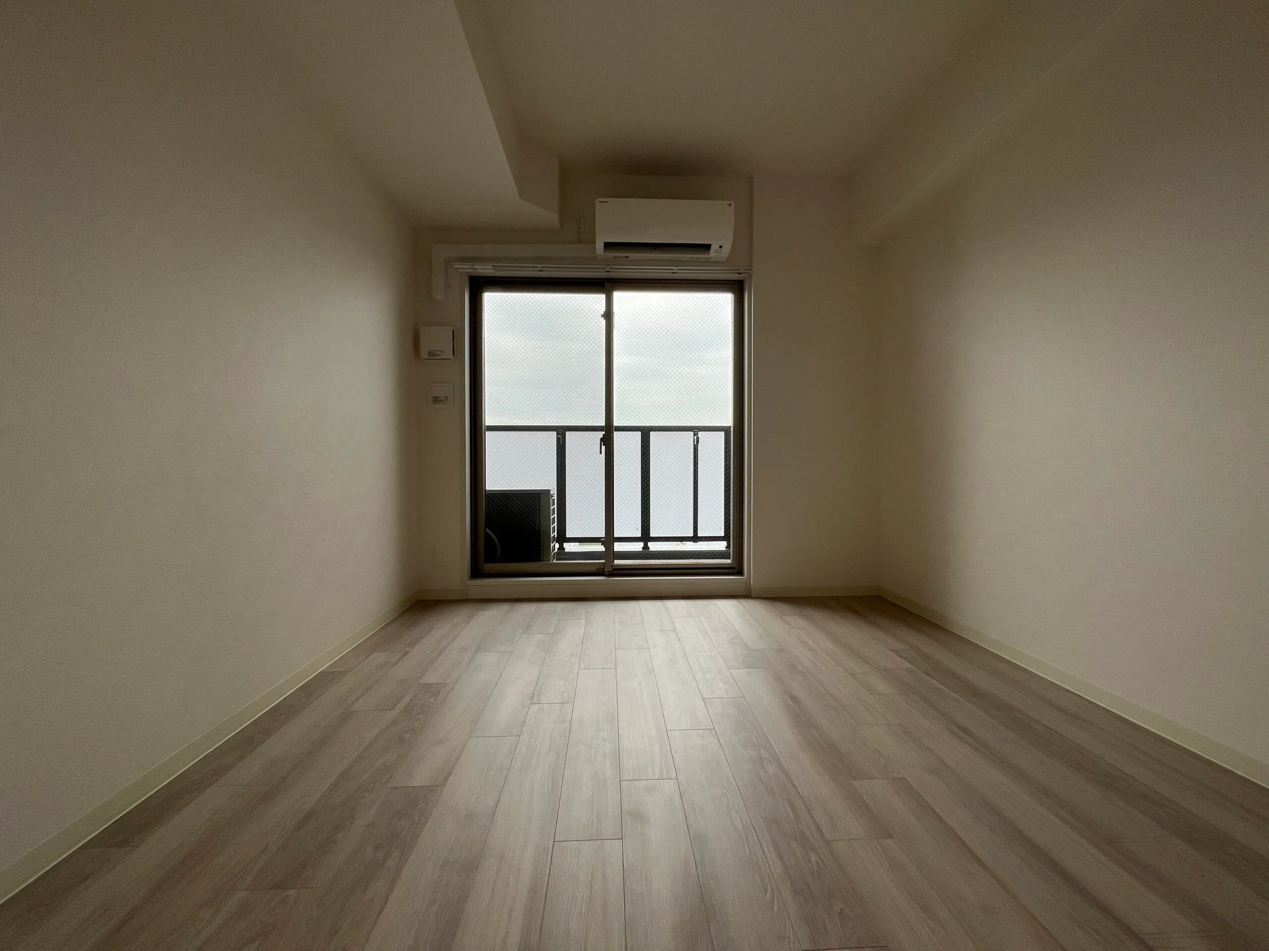 スプランディッド新大阪WEST：Aタイプ：洋室