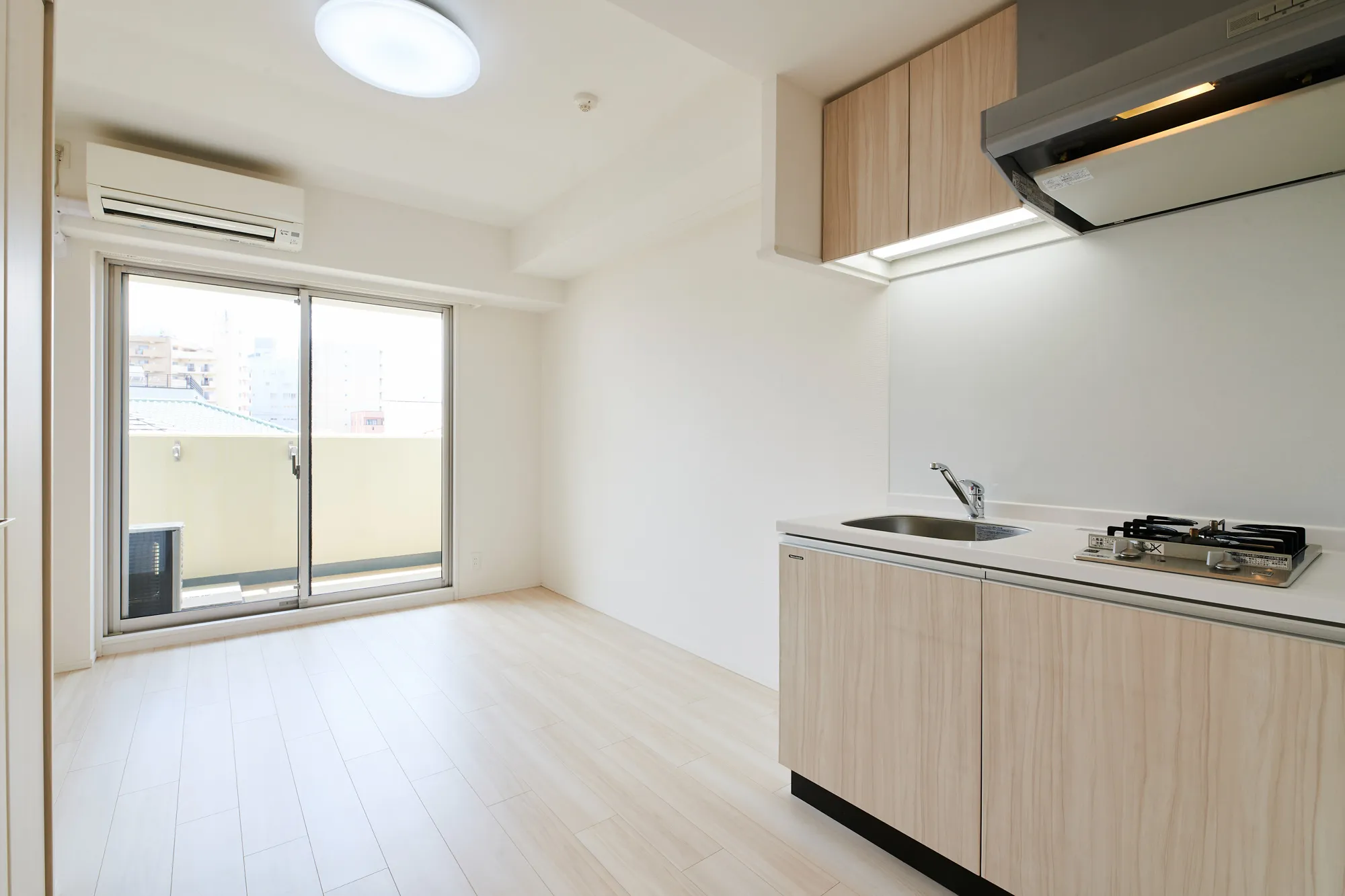 FRONT FIELD Tennoji：洋室・キッチン