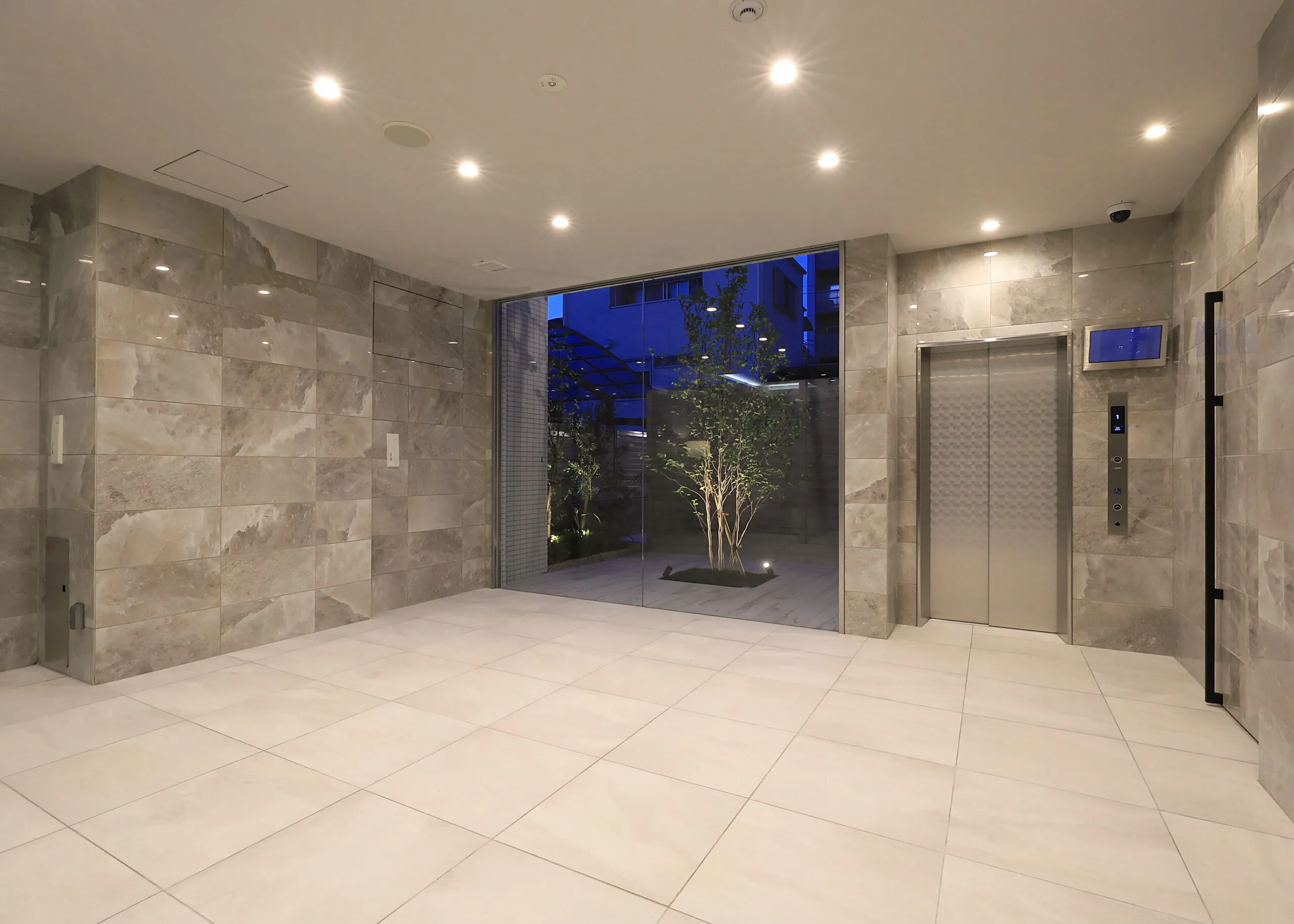 スプランディッド天王寺Ⅲ：エントランスホール（夕景）