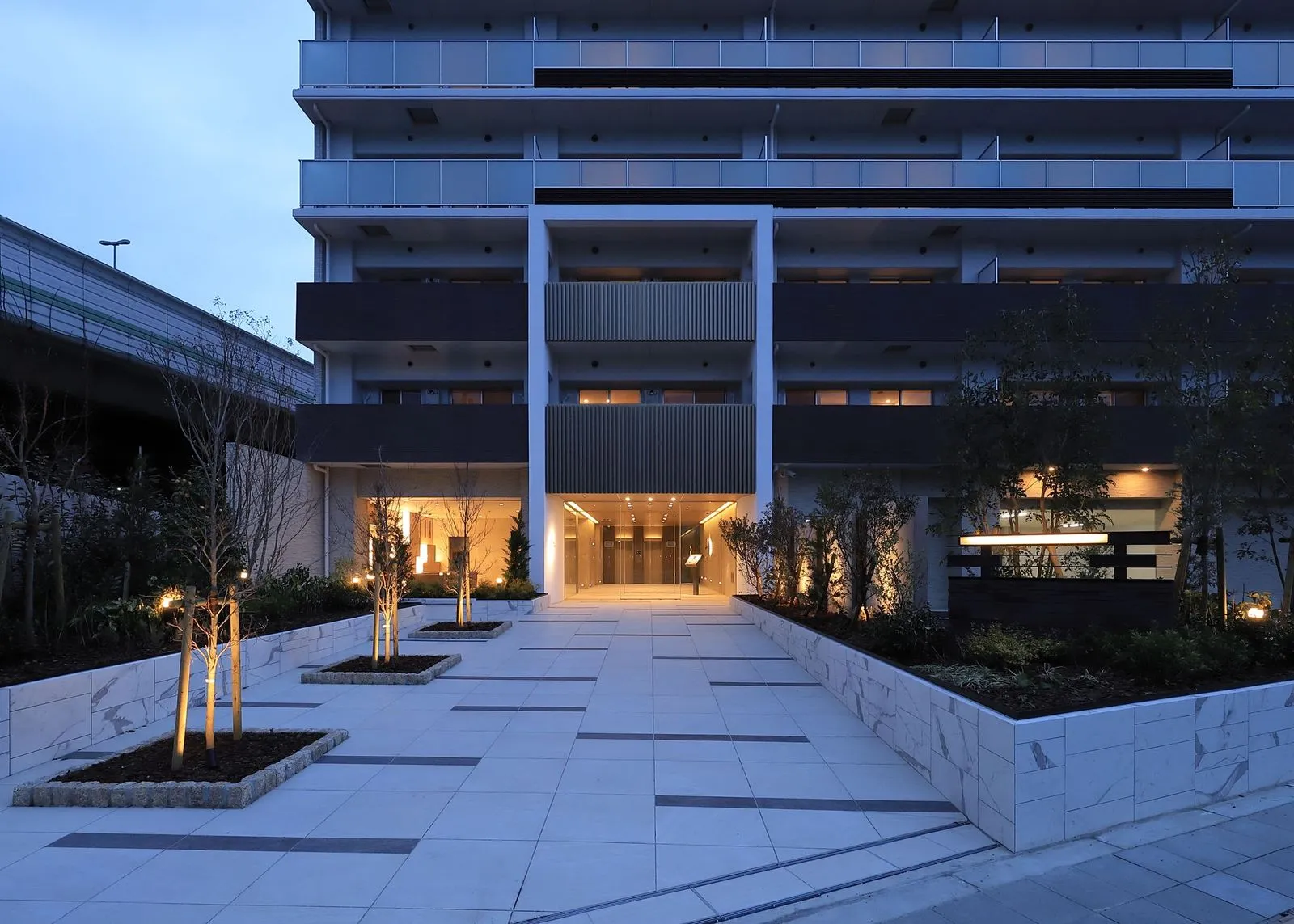 スプランディッド難波WESTⅢ：外観（夕景）