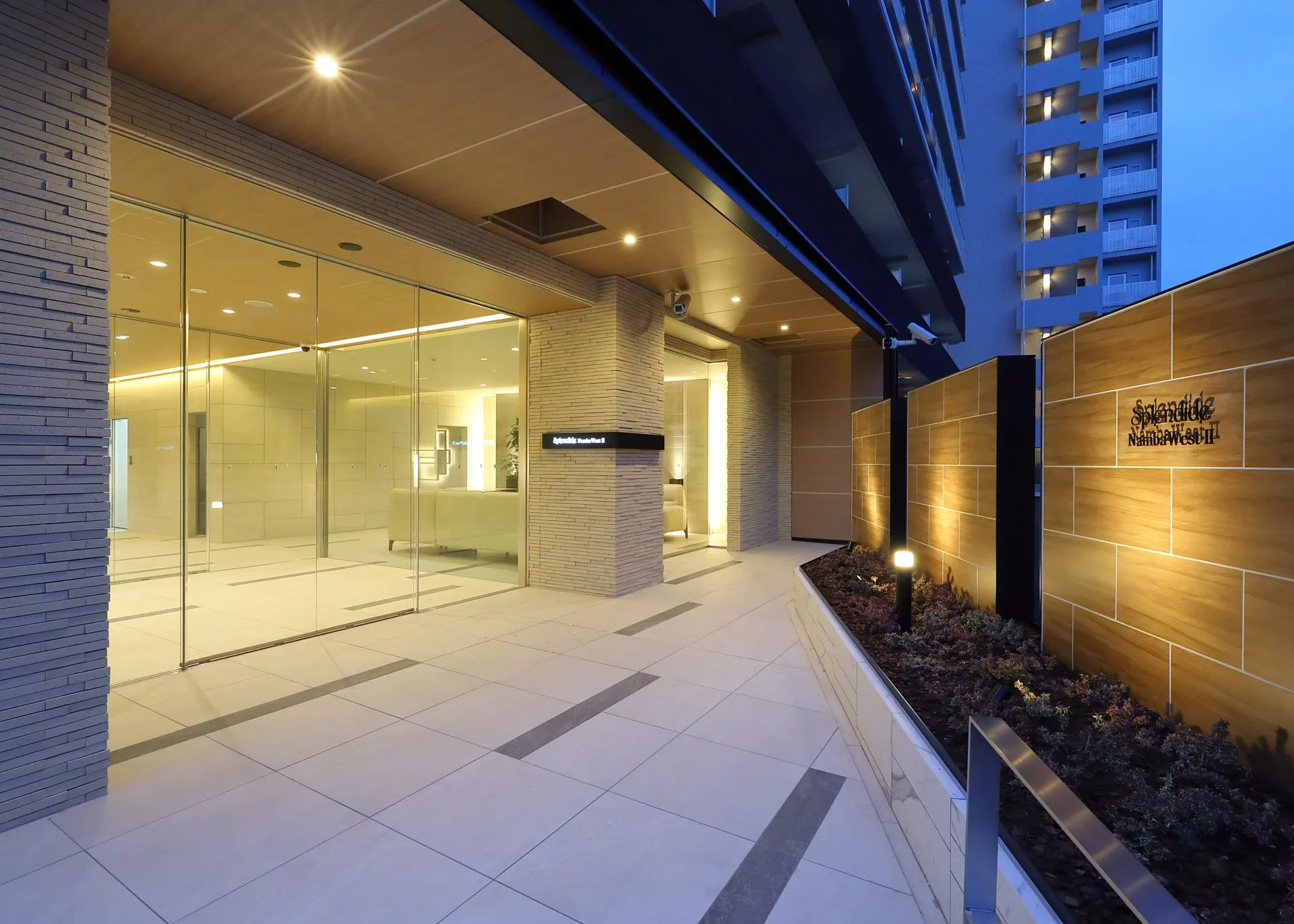 スプランディッド難波WESTⅡ：エントランス（夕景）