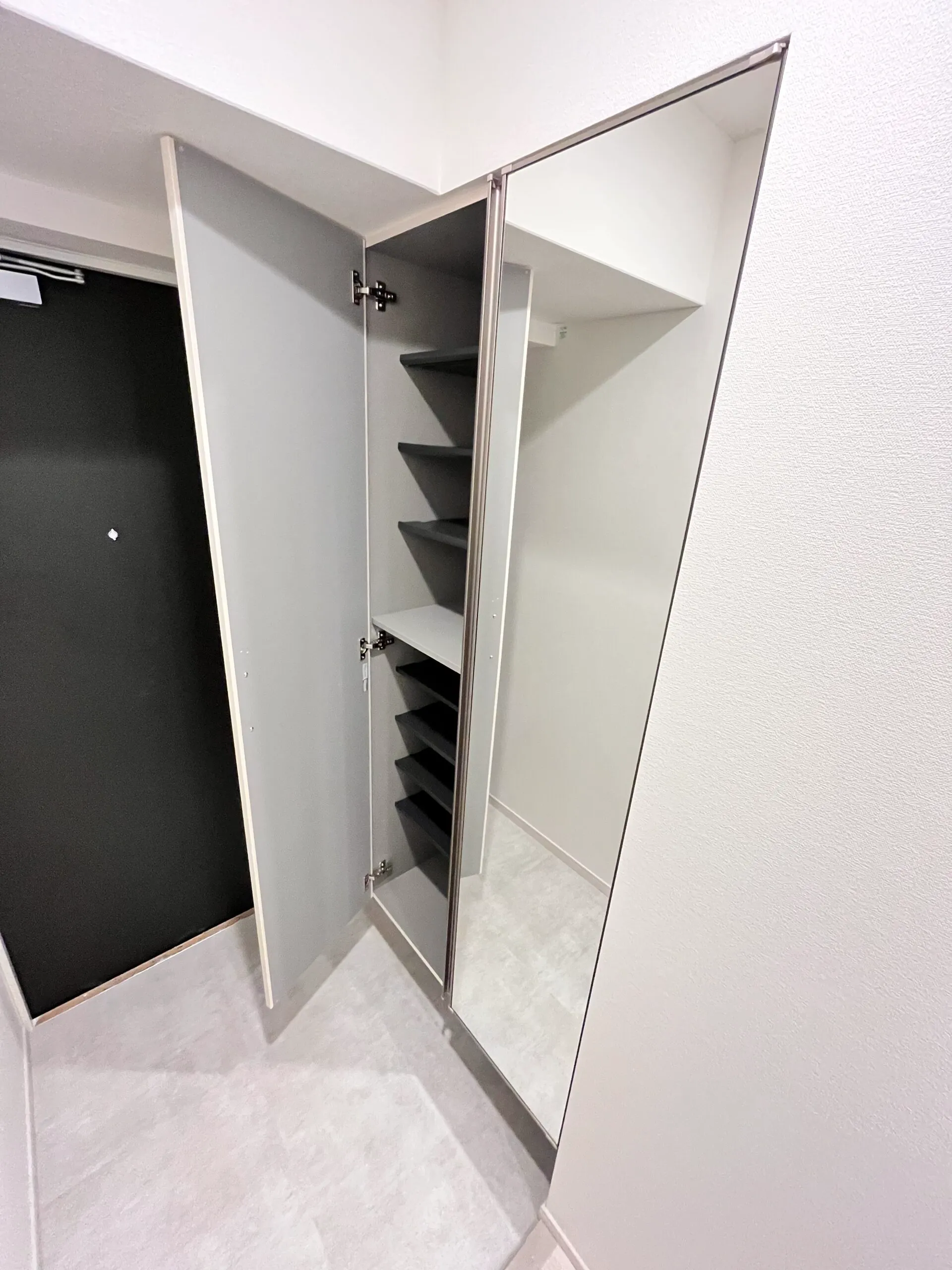 スプランディッド難波WESTⅡ：Bタイプ：靴箱