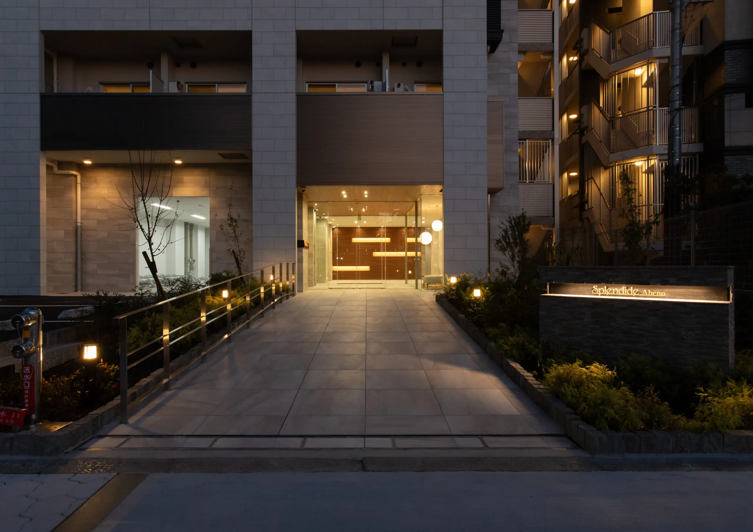 スプランディッド阿倍野：エントランス（夕景）