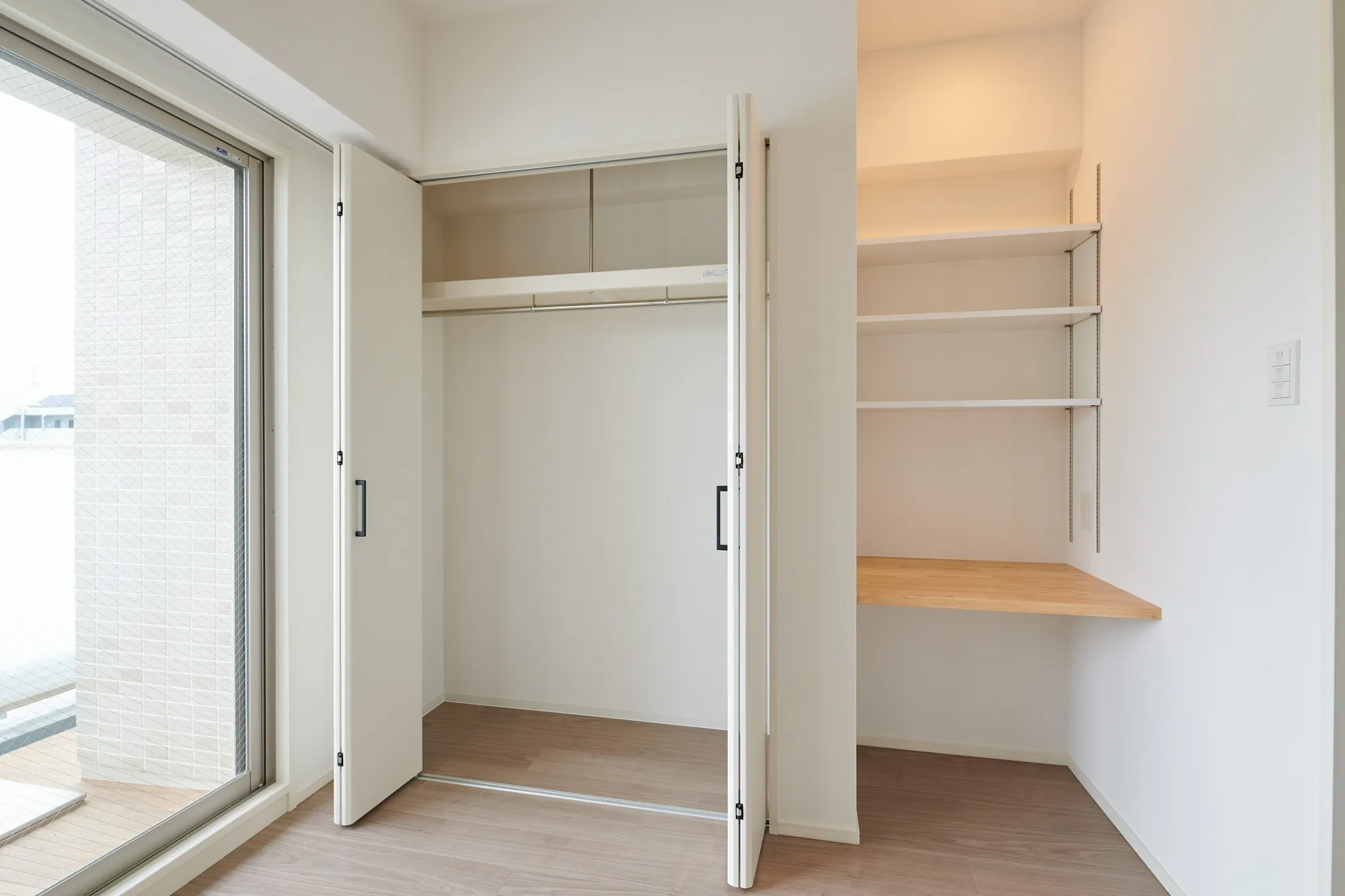 スプランディッド江坂DUE：洋室収納＋ワークスペース