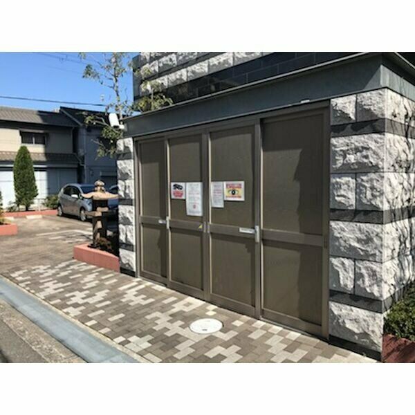 NORTH VILLAGE BIRTH PLACE：ごみ捨て場