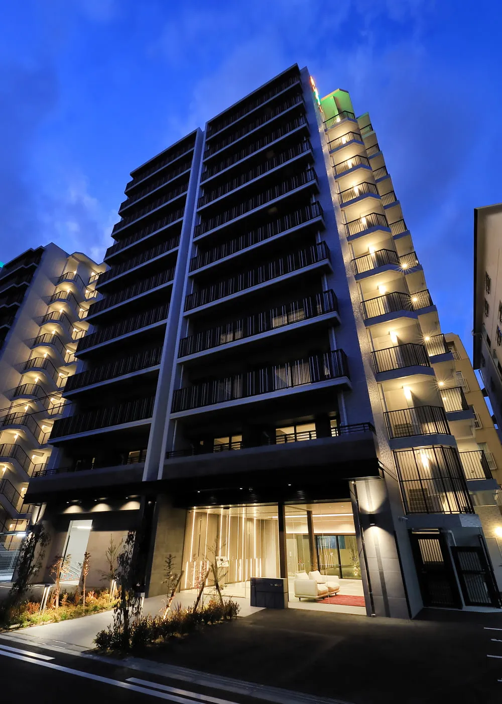 スプランディッド新大阪Ⅶ：南東側外観（夕景）