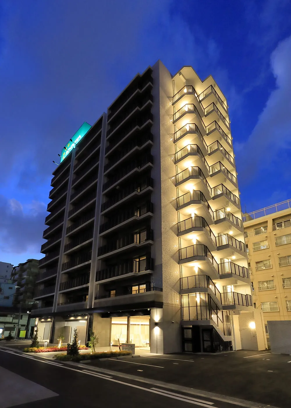 スプランディッド新大阪Ⅵ：南東側外観（夕景）